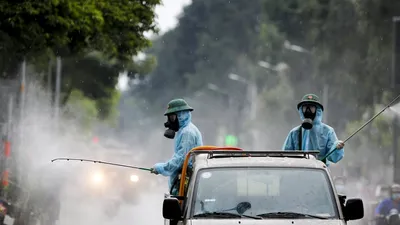 Video: Quân đội phun khử khuẩn phòng COVID-19 ở Gò Vấp