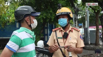 Video: CSGT xử phạt, nhắc nhở hàng loạt người vi phạm đeo khẩu trang 