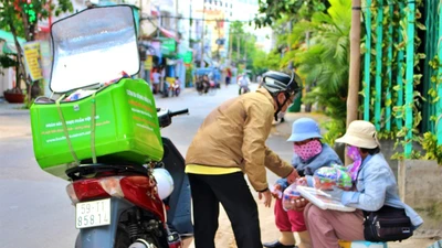 Video: Theo chân đội phát cơm di động tìm người khó khăn tặng cơm hộp