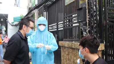 Video: Người dân ở TP.HCM được hướng dẫn test nhanh COVID-19