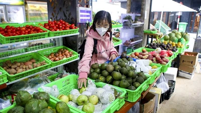 Video: Quán bar, vũ trường ở phố tây Bùi Viện trở thành cửa hàng rau củ