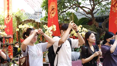 Giới trẻ rủ nhau đi chùa Ngọc Hoàng cầu duyên ngày Valentine