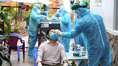 Nhân viên y tế lấy mẫu xét nghiệm COVID-19 cho người dân hẻm 415 đường Nguyễn Văn Công (quận Gò Vấp, TP.HCM) vào chiều 27-5. Ảnh: HOÀNG GIANG