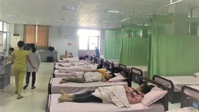 Công nhân có vấn đề sức khỏe đang được chăm sóc tại trạm y tế của công ty. Ảnh: Hoàng Lan