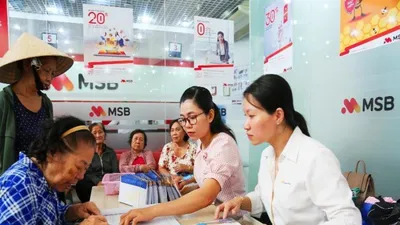 Người dân nhận lương hưu. Ảnh: V.LONG