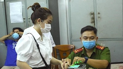 Công an TP.HCM cấp CCCD cho người dân. Ảnh: LÊ THOA