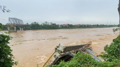 Tiếp tục phát hiện thi thể trên sông Hồng nghi là nạn nhân sập cầu Phong Châu