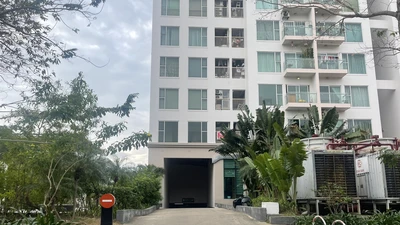 1 phụ nữ rơi từ tầng cao chung cư lúc rạng sáng