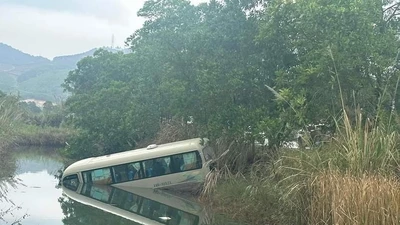 Xe khách chở 22 người lao xuống ao sau va chạm với taxi 