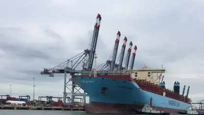 Cận cảnh siêu tàu lớn nhất thế giới cập cảng thành công