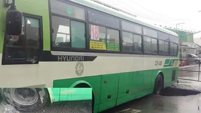 Clip:Xe buýt sụp 'hố tử thần' trên đường Nguyễn Ảnh Thủ