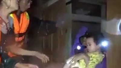 Clip: Tình quân dân Quảng Bình trong đêm mưa lũ