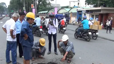 Clip: 'Hố tử thần' sau mưa lớn ở đường 3-2 (TP.HCM)