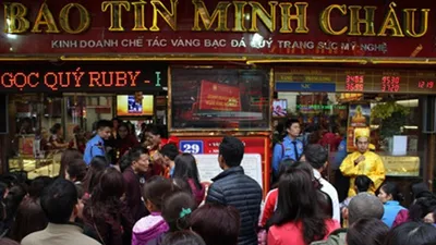 Clip:Dân Hà Nội xếp hàng trật tự mua vàng ngày Thần tài