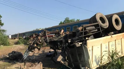 Clip hiện trường vụ tàu hoả đâm xe tải, 3 người chết