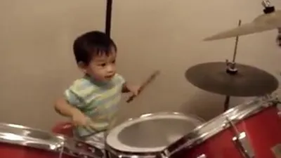 Cậu bé 23 tháng tuổi chơi trống siêu đáng yêu