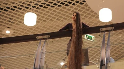 Cô gái có mái tóc dài hơn 2m