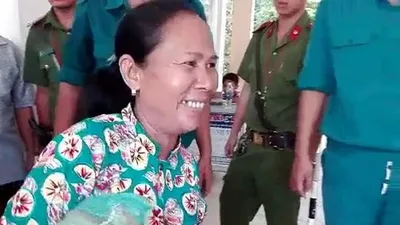 Vụ cháy ở Cần Thơ: Tặng quà cho các công nhân