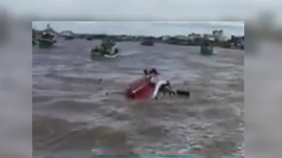 Clip: Tàu chìm ở lễ hội nghinh Ông, nhiều người gặp nạn