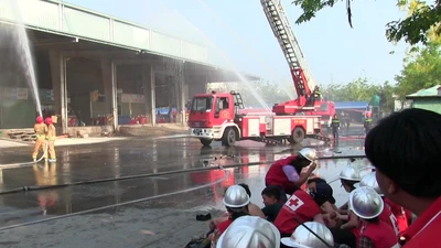 Nhiều người tham gia diễn tập chữa cháy ở chợ Bình Điền