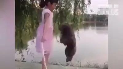 Bé gái nhảy dây cùng... chó cưng