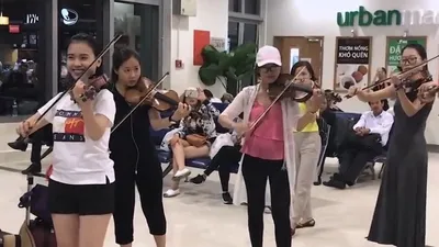 Nhóm bạn trẻ ngẫu hứng chơi đàn violon tại sân bay 