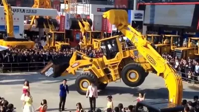 Điều khiển máy xúc... nhảy múa theo nhạc như vũ công