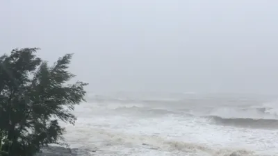 Quảng Trị: Biển Cửa Tùng, gió lớn, sóng biển cao 5- 7 m