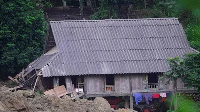 Trăm người tìm 18 nạn nhân bị đất đá vùi lấp