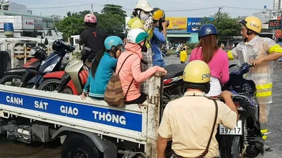 CSGT dùng xe đặc chủng giúp dân qua khỏi điểm ngập 