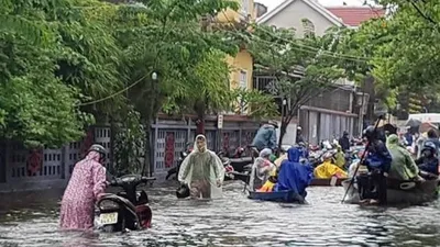 Người dân tất bật ứng phó lũ ở Hội An