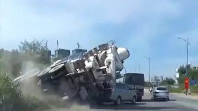 Clip: Xe bồn lộn nhào, ô tô 7 chổ thoát trong gang tấc