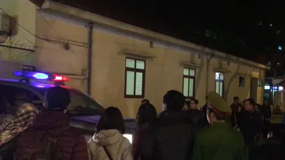 Đông đảo người dân xem xe dẫn giải ông Đinh La Thăng 