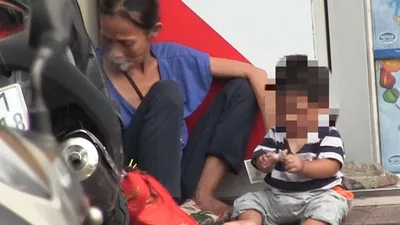 Clip: Ẵm con ăn xin, chơi ma túy ở khu phố Tây