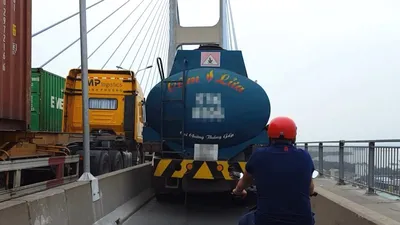 Xe bồn chiếm đường xe máy trên cầu Phú Mỹ