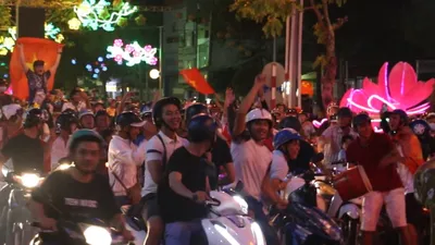 Dân Cần Thơ 'ùa' ra đường mừng chiến thắng của U23 VN