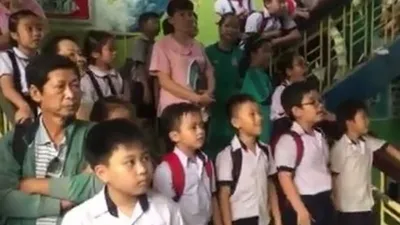 Học sinh tiểu học hò reo cổ vũ U-23 Việt Nam