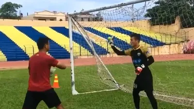 Thủ môn Tiến Dũng tập phản xạ với bóng tennis