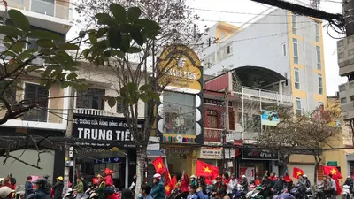 Từ sáng sớm, người dân Hải Phòng ra đường cổ vũ U-23