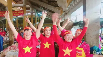 Tiểu thương chợ Tây Lộc 'quẩy' tưng bừng, cổ vũ U-23 VN