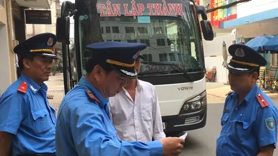 Ra quân xử phạt xe dừng, đỗ đón trả khách sai quy định