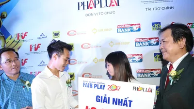 Văn Toàn tặng tiền thưởng Fair Play cho Thùy Trang