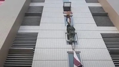 Bộ đội hướng dẫn người dân thoát cháy bằng chăn màn