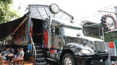 Độc đáo: Quán cà phê làm từ xe container