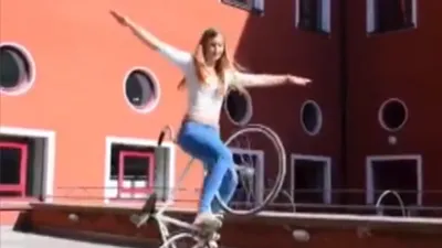 Cô gái xinh đẹp 'làm xiếc' với xe đạp