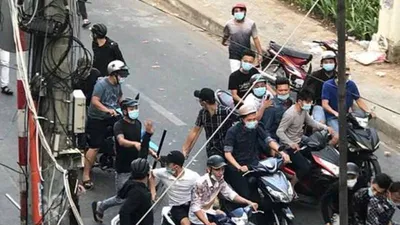 Clip: Nhóm giang hồ hỗn chiến gây náo loạn ở bờ kè TP.HCM
