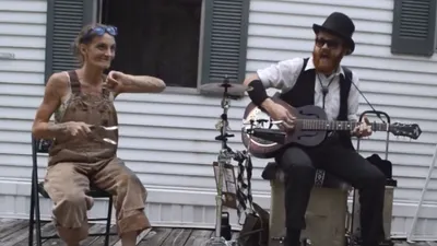 Dùng muỗng chơi nhạc vui nhộn khiến nhiều người thích thú