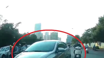 Tài xế 'cứng' ngăn hàng loạt ô tô, xe máy lấn làn