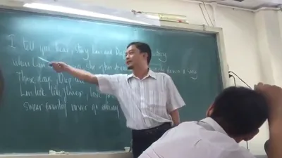 Thầy giáo dạy hát 'Chuyện tình Lan và Điệp' bằng... tiếng Anh