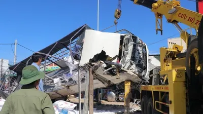 Clip ghi cảnh xe tải gây tai nạn làm chết 5 người ở Lâm Đồng